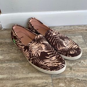 Sanuk slip on shoes size 7